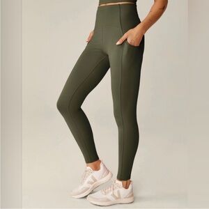 NWT Beyond Yoga • POWERBEYOND strive pocket midiegging 2.0 modern olive 25” sz S